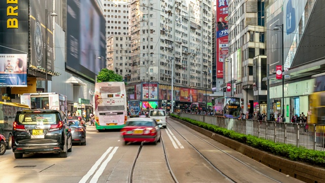 在香港铜锣湾的行人与历史电车的背景视频素材