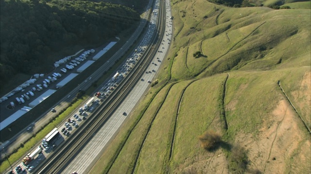 美国乡村公路交通鸟瞰图视频素材