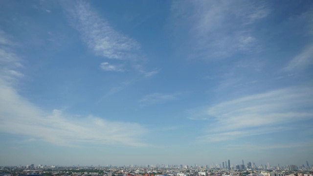 云时间流逝，美丽的白云穿过天空，深蓝色的天空背景，积云滚动，飞行，通过，蓝色的天空和多云的夏季天气天，4K超高清视频素材