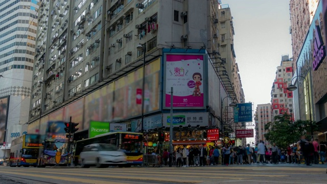 在香港铜锣湾的行人与历史电车的背景视频素材