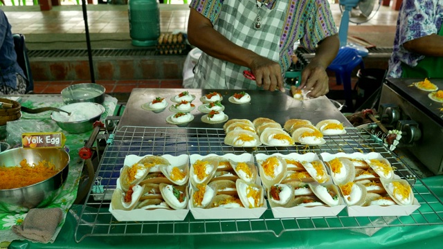 一名泰国男子在夜市上做饭视频素材