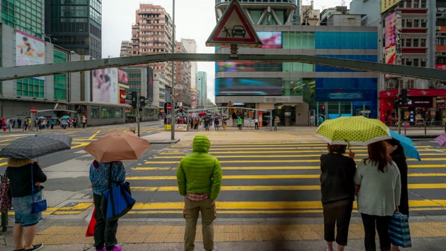 延时:香港弥敦道孟角站的行人与交通视频素材