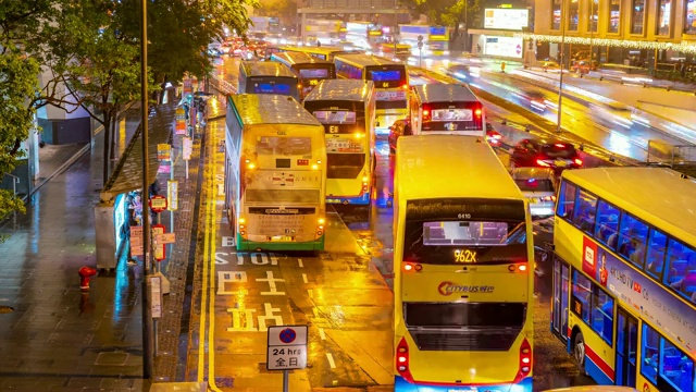 时光倒流:香港市中心的公交车站排队等候，夕阳下着雨视频素材