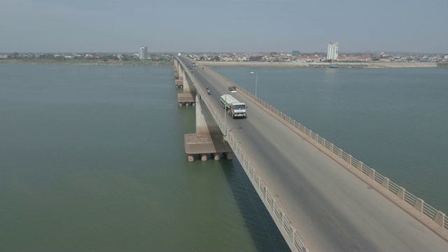 空中平移拍摄的车辆通过公路桥上的河流视频素材