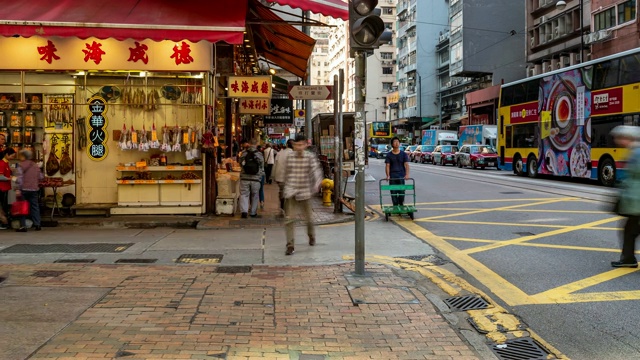 慢镜头:香港市中心上环西市场海鲜干及食补街的行人及交通背景视频素材