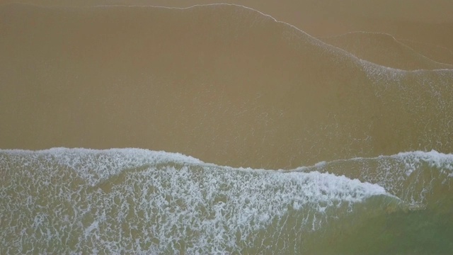 鸟瞰图美丽的海浪，沙子从无人机视频素材