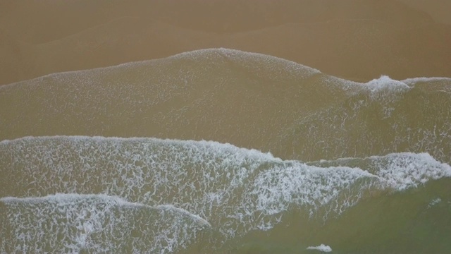 鸟瞰图美丽的海浪，从无人机在梅甸，富颜，越南视频素材