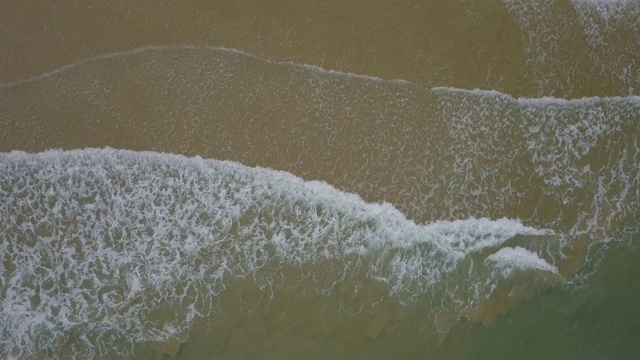 鸟瞰图美丽的海浪，从无人机在梅甸，富颜，越南视频素材