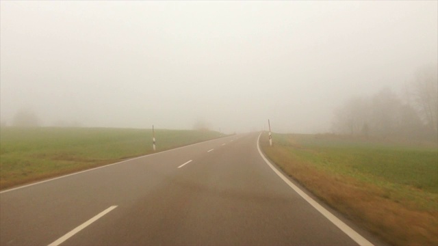 驾驶浓雾穿过乡村农场的道路视频素材