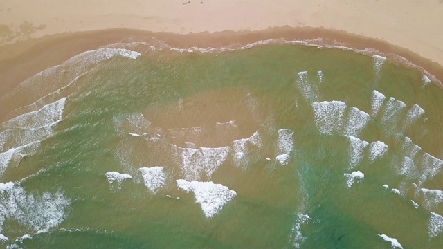 鸟瞰图美丽的海浪，从无人机在梅甸，富颜，越南视频素材