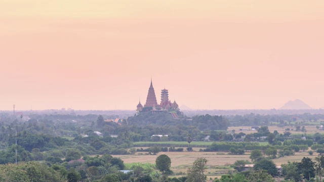 金色的大佛寺在山上或Wat Tham sua与接近日出在北碧，泰国视频素材