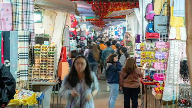 游人在香港九龙弥敦道、佐敦庙街购物视频素材