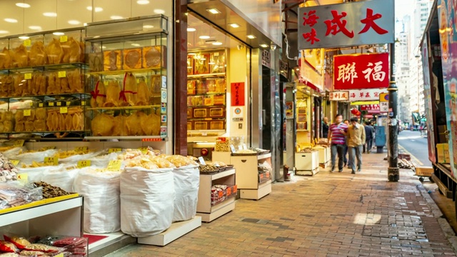 慢镜头:香港市中心上环西市场海鲜干及食补街的行人及交通背景视频素材