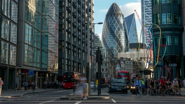 慢镜头:英国伦敦市中心利物浦大街上的通勤人群视频素材