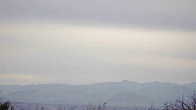 沙漠山脉上空的云的时间流逝视频下载