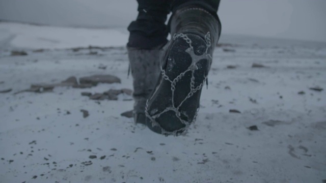 人走在雪地靴，慢镜头特写视频素材