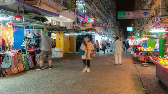 香港九龙弥敦道旺角花苑跳蚤市场夜间游人拥挤视频素材