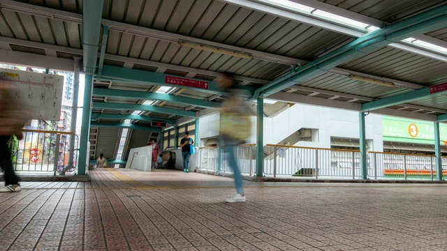 时光流逝:香港九龙的人行天桥上挤满了行人视频素材