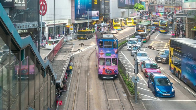 在香港铜锣湾的行人与历史电车的背景视频素材