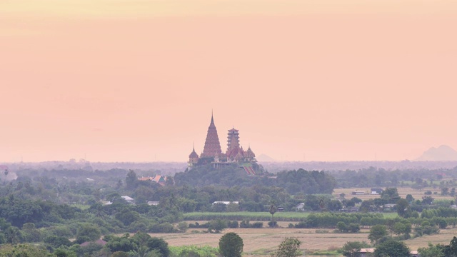 金色的大佛寺在山上或Wat Tham sua与接近日出在北碧，泰国视频素材