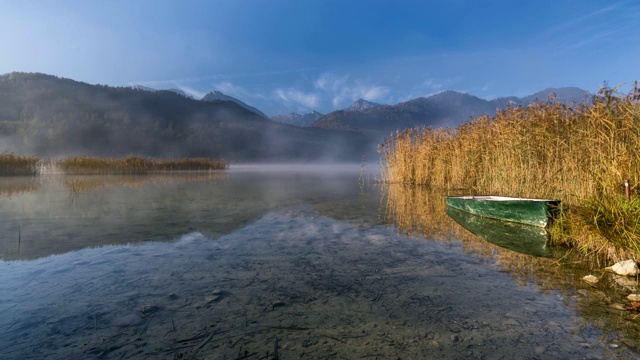 时间流逝的雾在湖上在Allgäu阿尔卑斯山ßensee水视频素材