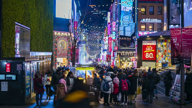 明洞市场的时光流逝。韩国首尔，人们晚上走在购物街上视频素材