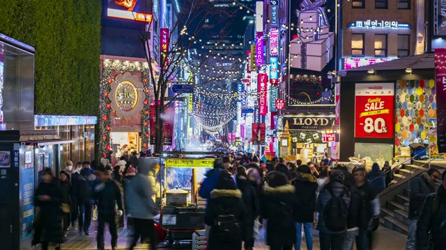 明洞市场的时光流逝。韩国首尔，人们晚上走在购物街上视频素材