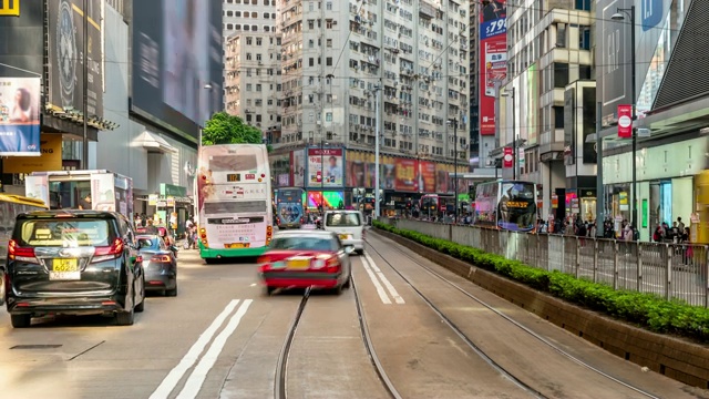 在香港铜锣湾的行人与历史电车的背景视频素材