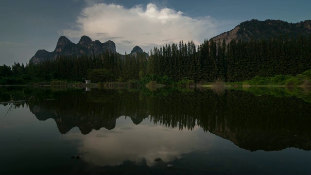 高山和傍晚的水库。视频素材