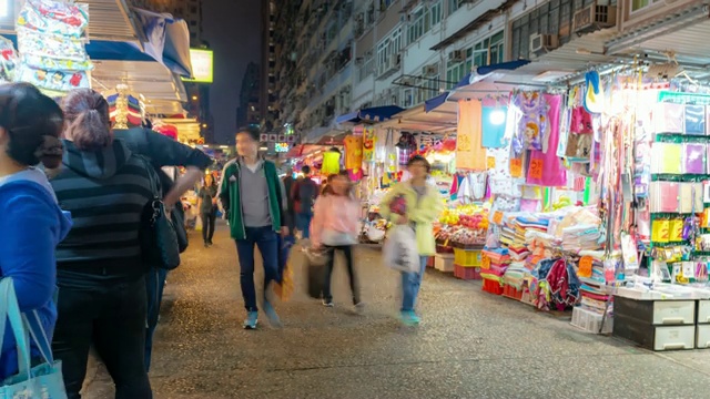 香港九龙弥敦道旺角花苑跳蚤市场夜间游人拥挤视频素材