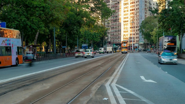 在香港铜锣湾的行人与历史电车的背景视频素材