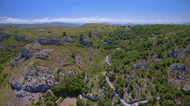 鸟瞰图的岩石海岸线和海岸平原附近的埃尔米塔德贝特伦山Artà (Serra Artana或Massís d'Artà)的巴利阿里群岛马略卡/西班牙视频素材