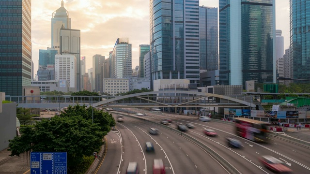 延时:上午香港中环及金钟高速公路上的交通情况，以天际线大厦为背景视频素材