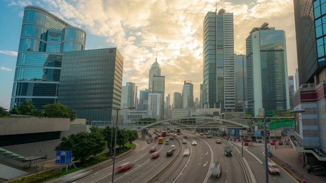 延时:上午香港中环及金钟高速公路上的交通情况，以天际线大厦为背景视频素材