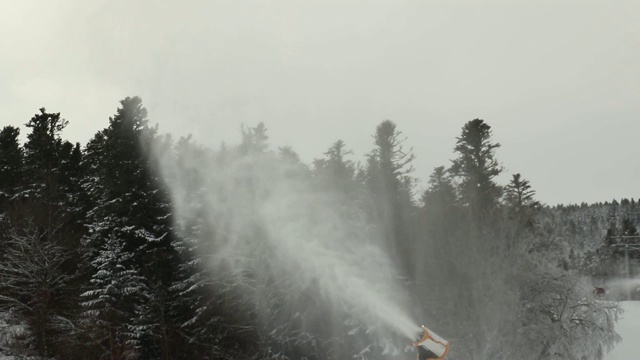 滑雪场的雪机。视频素材