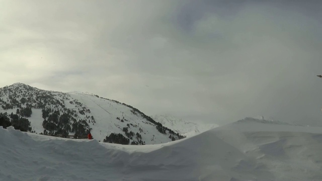 在暴风雪期间，雪山上的景观。视频素材