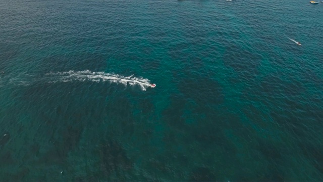 水上活动与水上摩托艇在海上视频素材