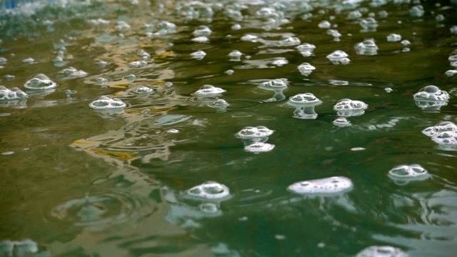 水池上的泡沫视频素材