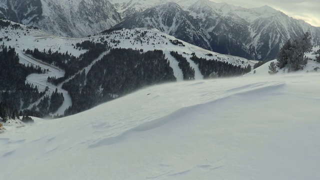 在暴风雪期间，雪山上的景观。视频素材