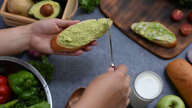 鳄梨面包。健康饮食和蔬菜视频素材