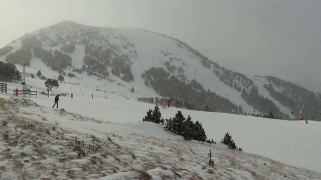 暴风雪期间，雪山顶上的滑雪者。视频素材