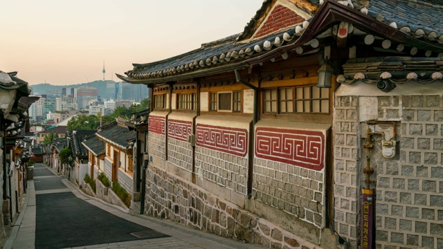 韩国首尔的北川韩屋村，落日余晖。视频素材