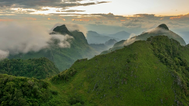 泰国清迈，夕阳和薄雾笼罩着Doi Luang Chiang Dao山顶。视频素材