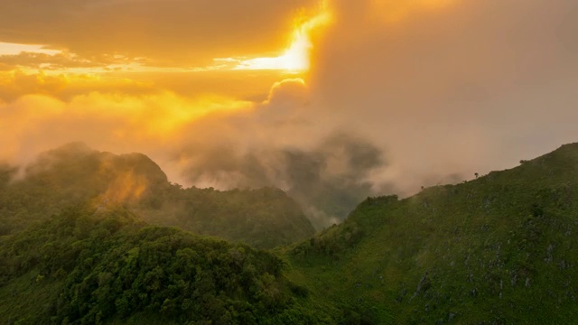 泰国清迈，夕阳和薄雾笼罩着Doi Luang Chiang Dao山顶。视频素材