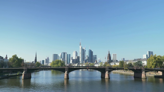 法兰克福的城市景观在晴朗的天空下，德国秋天视频素材