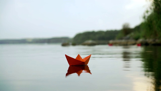 纸船漂浮在河上。视频素材