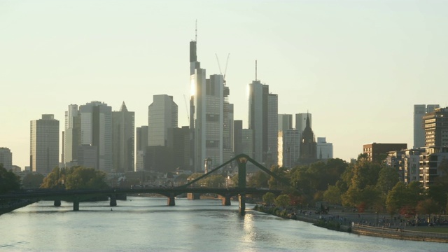 全景:日落下的法兰克福城市景观，德国视频素材