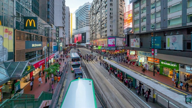 在香港铜锣湾的行人与历史电车的背景视频素材