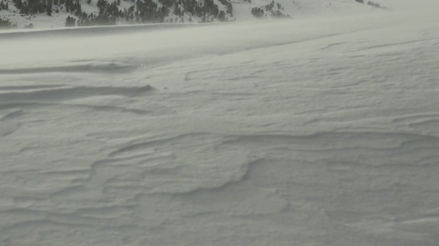 在暴风雪期间，雪山上的景观。视频素材