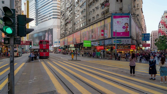 在香港铜锣湾的行人与历史电车的背景视频素材